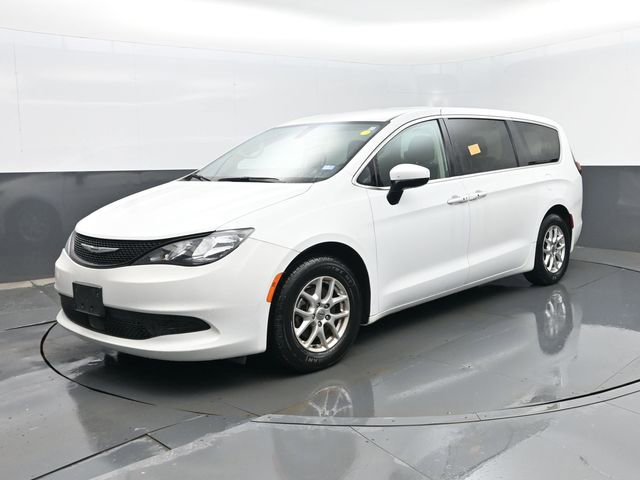 Used 2022 Chrysler Voyager LX image 2