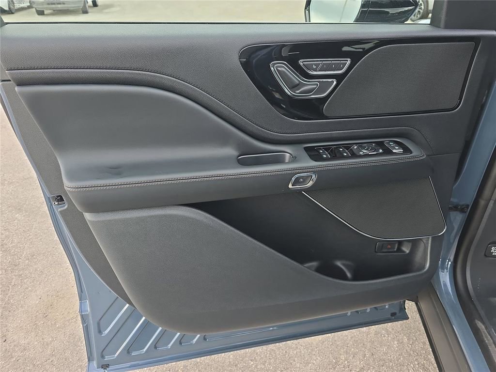 New 2026 Lincoln Aviator AWD image 14