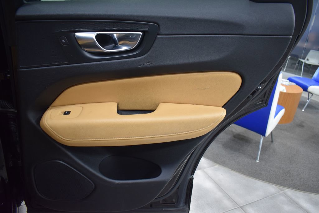 Used 2020 Volvo XC60 T5 Momentum w/ Protection Package Premier image 17