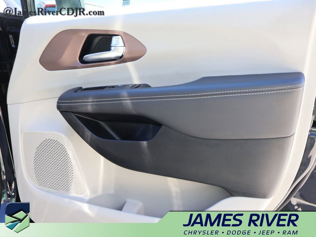 Used 2024 Chrysler Voyager LX image 8