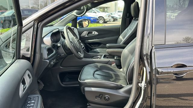 Used 2025 Chrysler Pacifica Limited FWD image 9