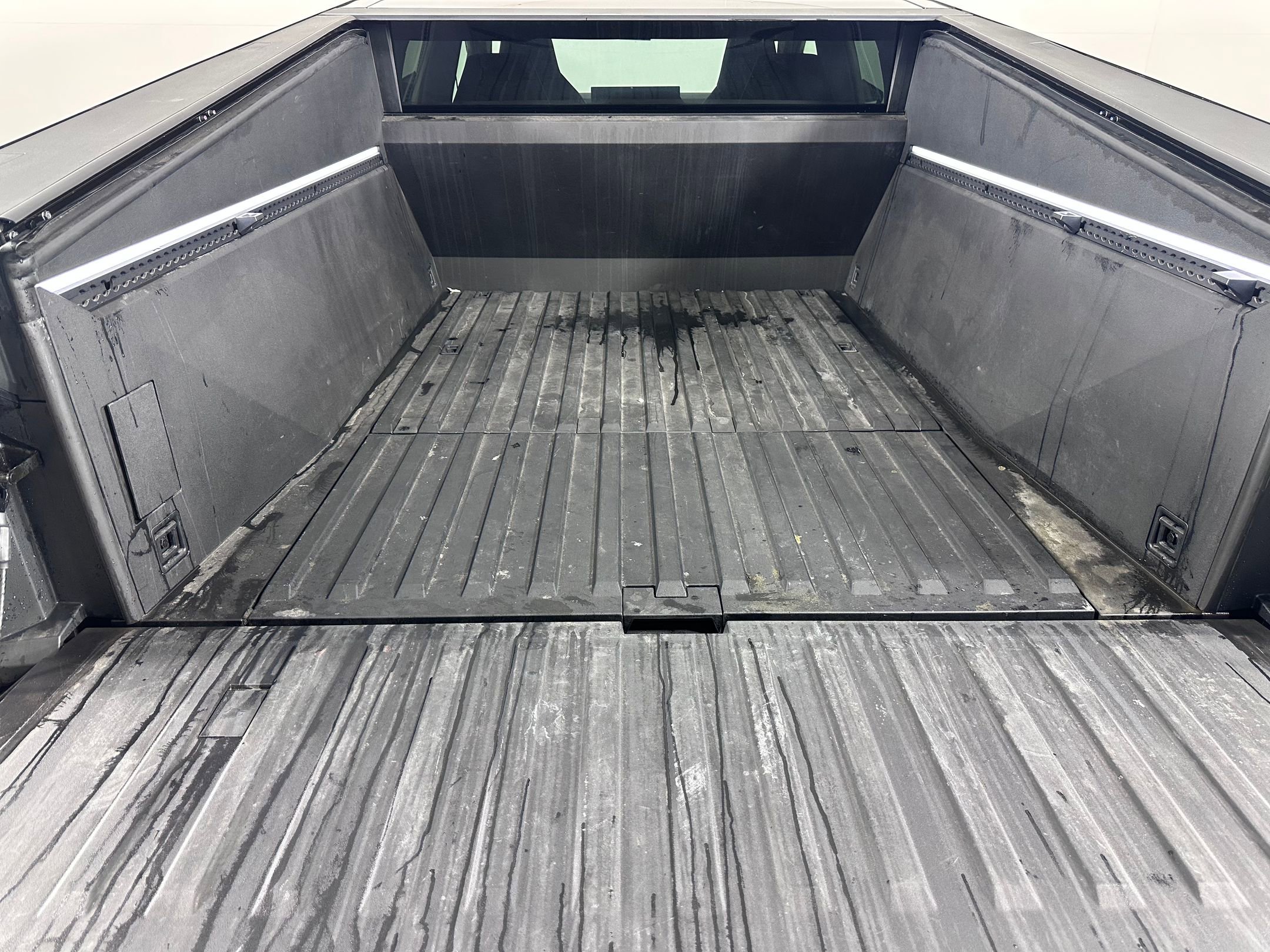 Used 2024 Tesla Cybertruck AWD Crew Cab image 31