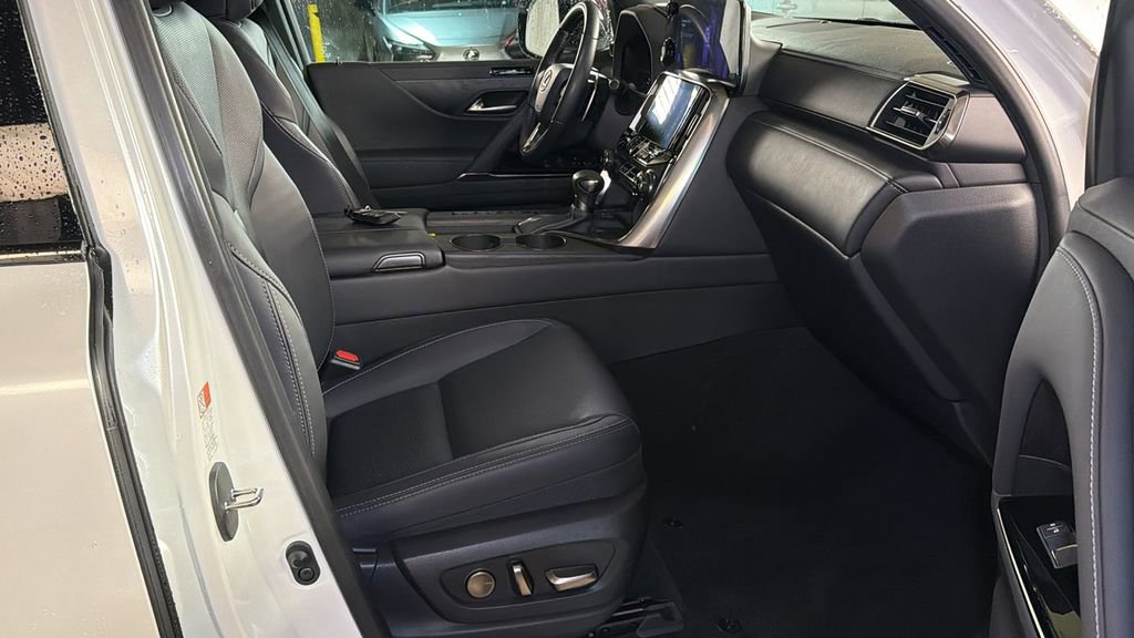 Used 2024 Lexus LX 600 4WD w/ Appearance Package image 10
