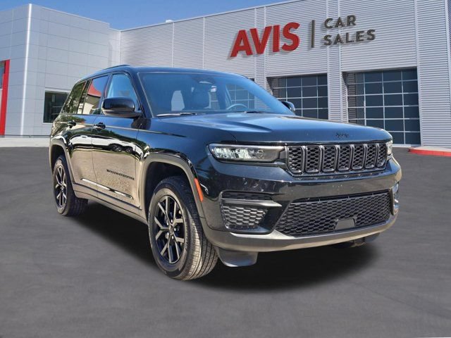 Used 2025 Jeep Grand Cherokee Altitude AWD/4WD image 3