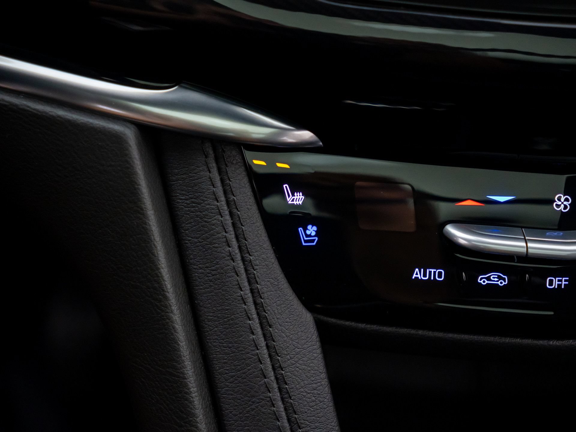 Certified 2025 Cadillac XT6 Premium Luxury w/ Platinum Package AWD/4WD image 23