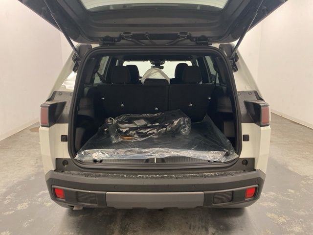Used 2026 Jeep Cherokee Laredo AWD/4WD image 25