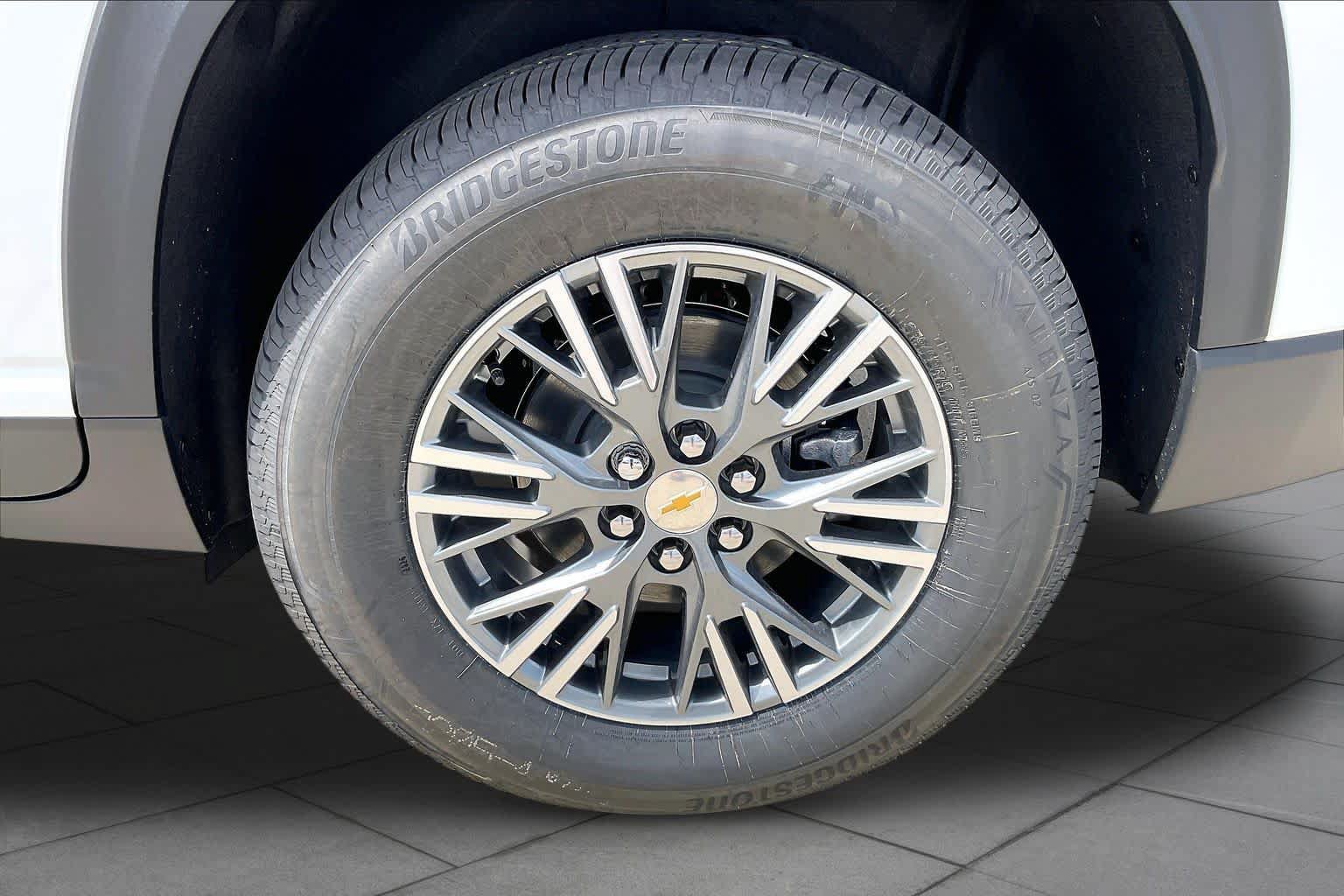 New 2027 Chevrolet Traverse LT w/ Driver Confidence Package FWD image 12