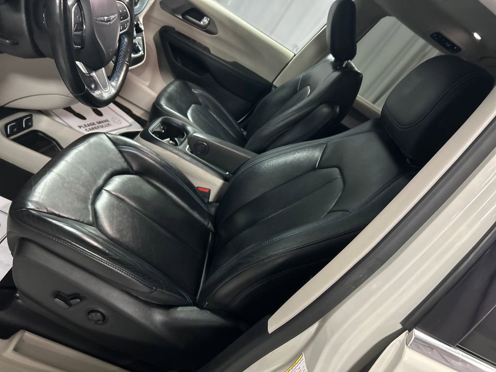 Used 2021 Chrysler Pacifica Touring-L FWD image 10