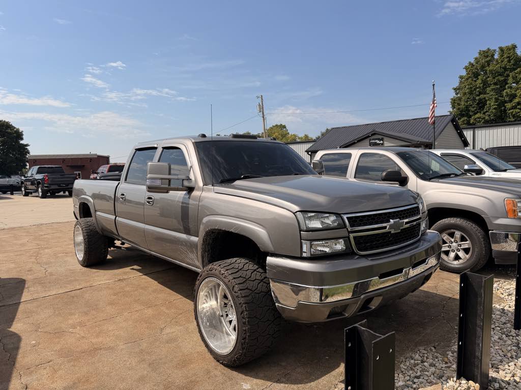 Used 2006 Chevrolet Silverado 3500 LT w/ Heavy-Duty Power Package AWD/4WD image 2