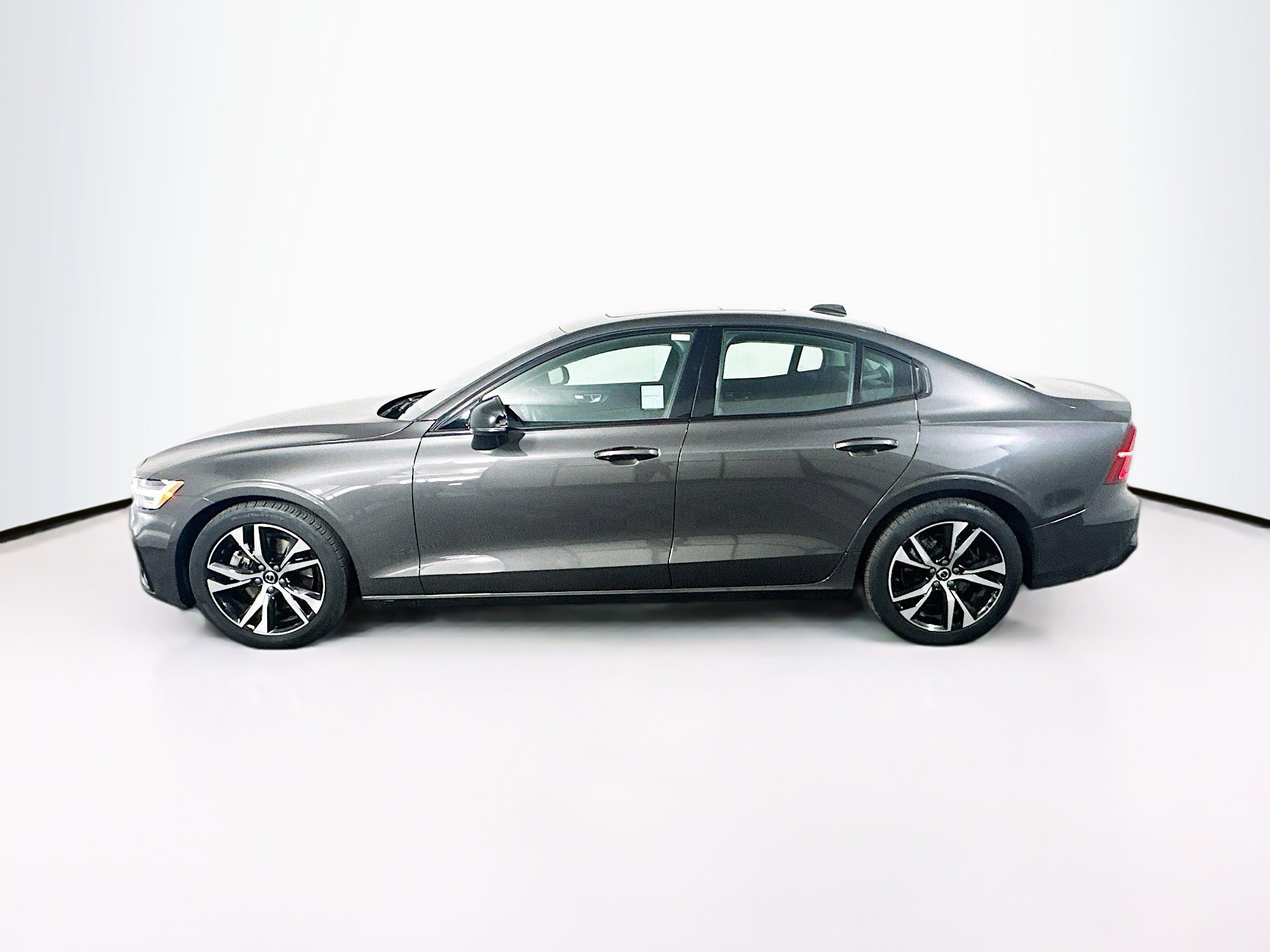 Used 2025 Volvo S60 B5 Core image 4
