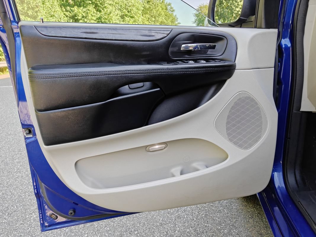 Used 2019 Dodge Grand Caravan SE w/ UConnect Hands-Free Group FWD image 14