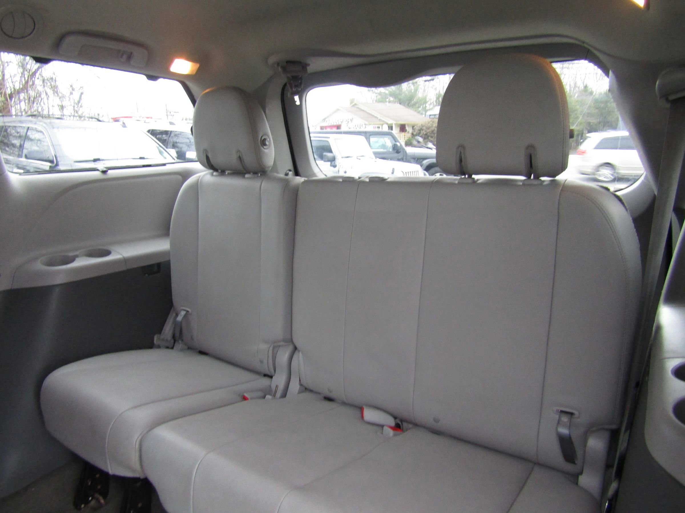Used 2015 Toyota Sienna XLE w/ XLE Navigation Package image 19