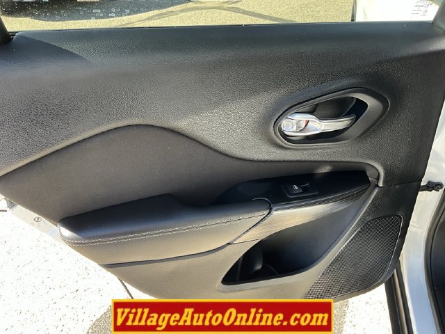 Used 2017 Jeep Cherokee Sport w/ Cold Weather Group FWD image 31