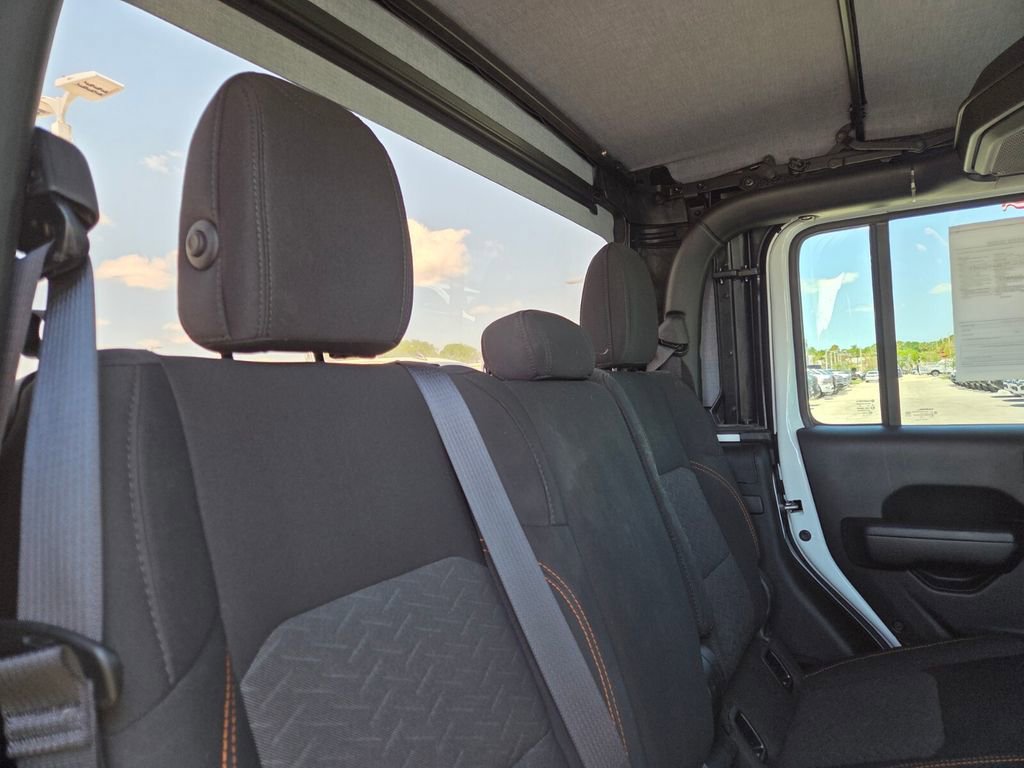 Used 2023 Jeep Gladiator Mojave AWD/4WD image 14