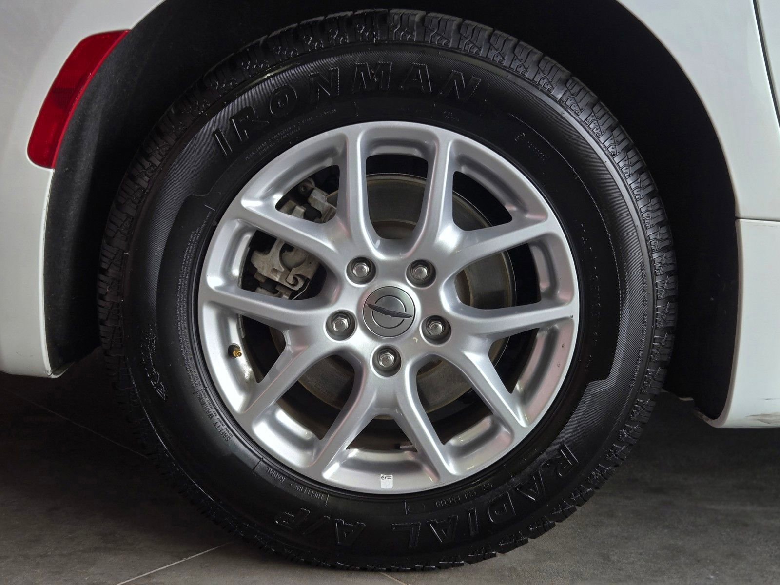 Used 2023 Chrysler Voyager LX image 5