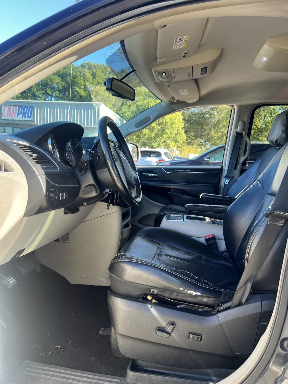 Used 2013 Chrysler Town & Country Touring image 11