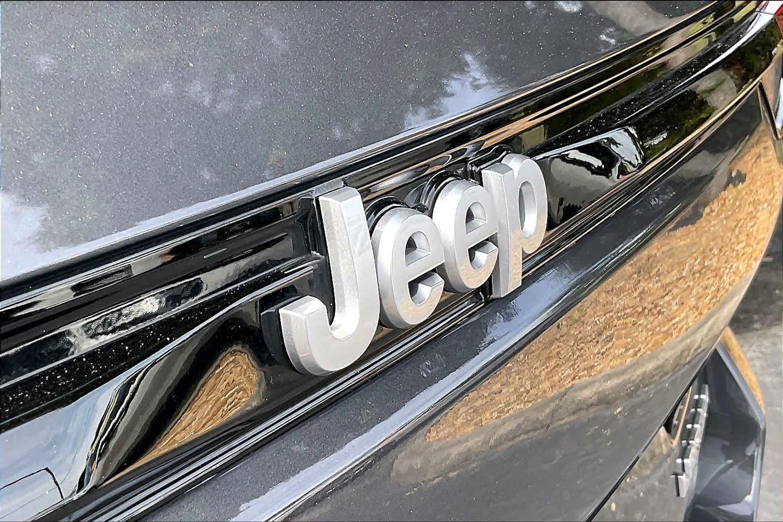 Used 2025 Jeep Grand Cherokee Laredo X w/ Luxury Tech Group I RWD image 9