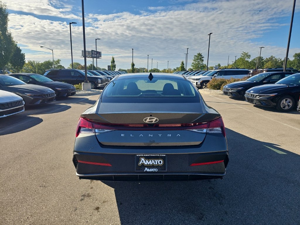 New 2026 Hyundai Elantra SE FWD image 4