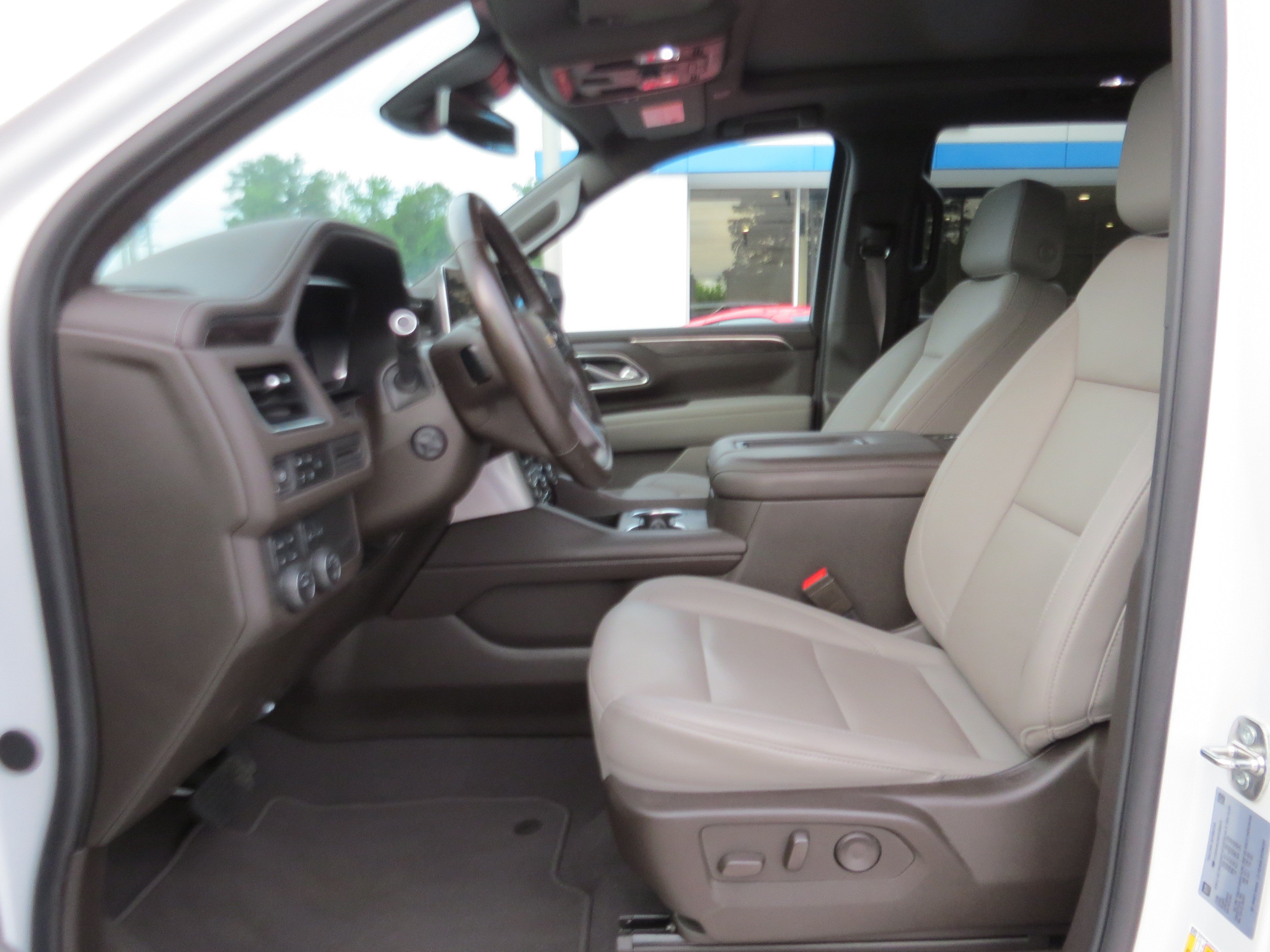 Used 2024 Chevrolet Tahoe LT w/ Luxury Package AWD/4WD image 15