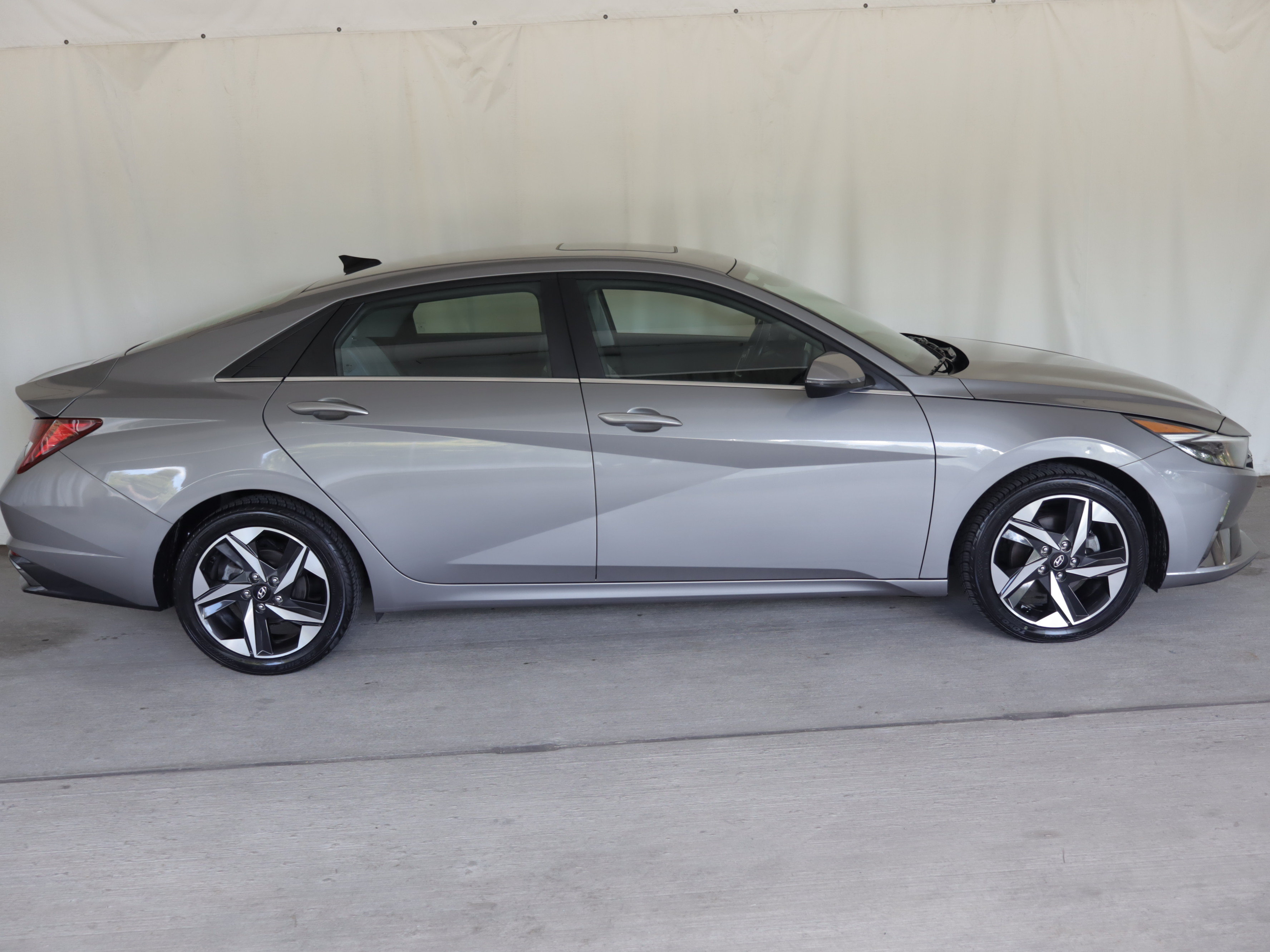 Used 2022 Hyundai Elantra Limited w/ Cargo Package FWD image 6
