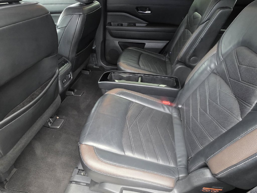 Used 2022 Nissan Pathfinder Platinum w/ Cargo Package FWD image 8