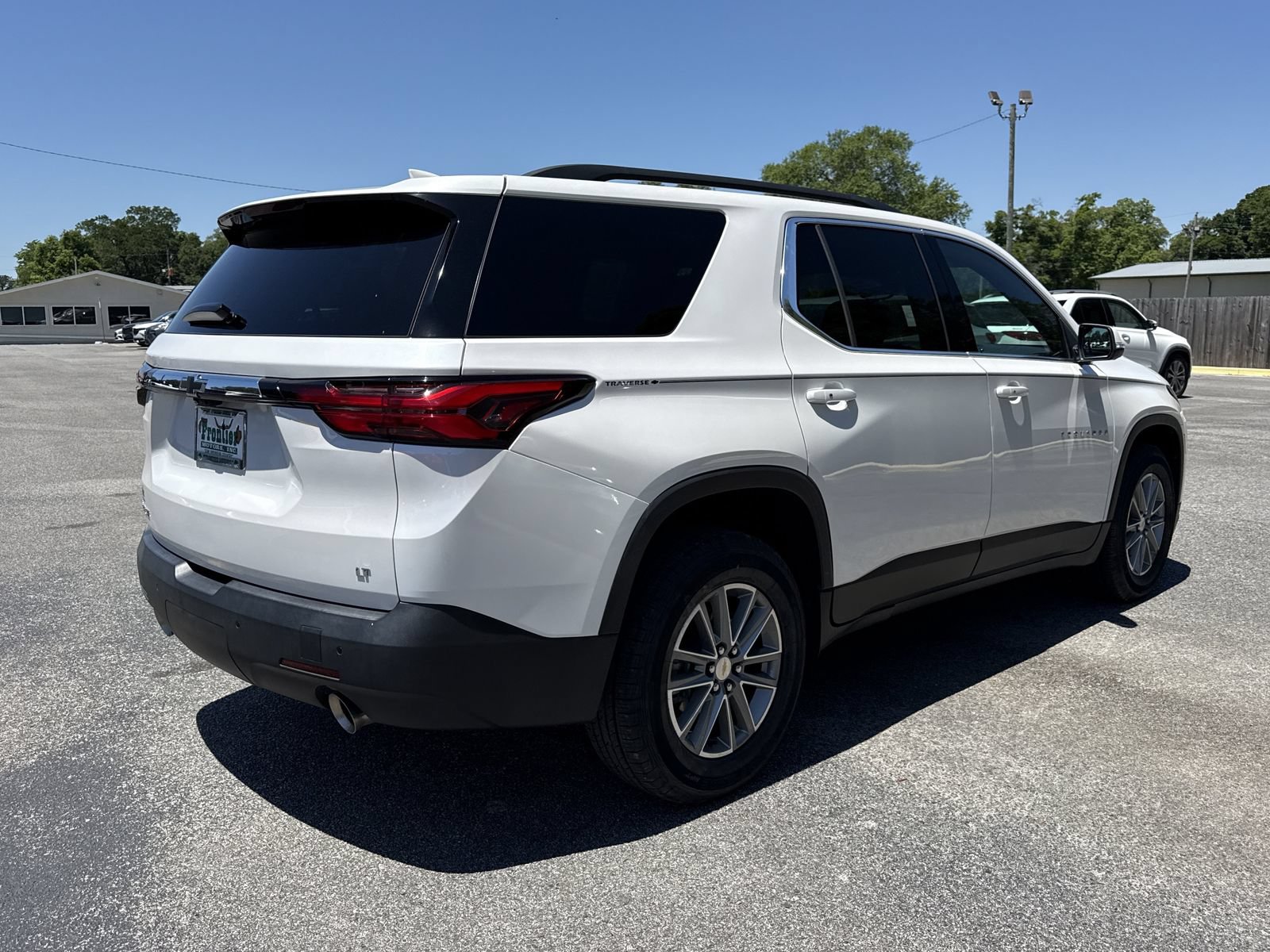 Used 2023 Chevrolet Traverse LT w/ Rear Camera Mirror Package FWD image 5