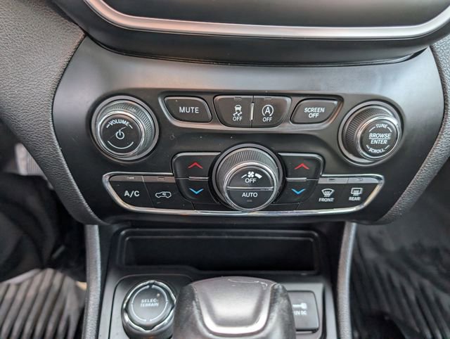 Used 2019 Jeep Cherokee Latitude Plus w/ Comfort/Convenience Group image 16