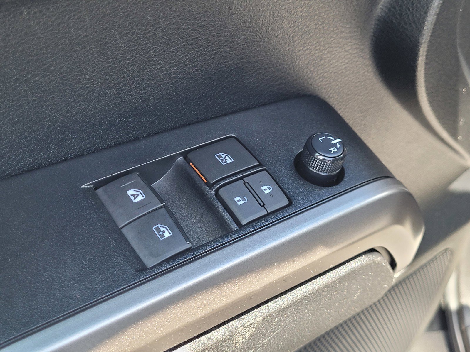 Used 2022 Toyota Tacoma SR5 AWD/4WD image 21