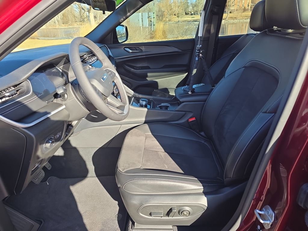 Used 2025 Jeep Grand Cherokee L Laredo image 11