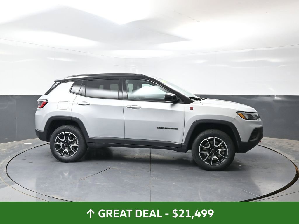 Used 2025 Jeep Compass Trailhawk AWD/4WD image 4