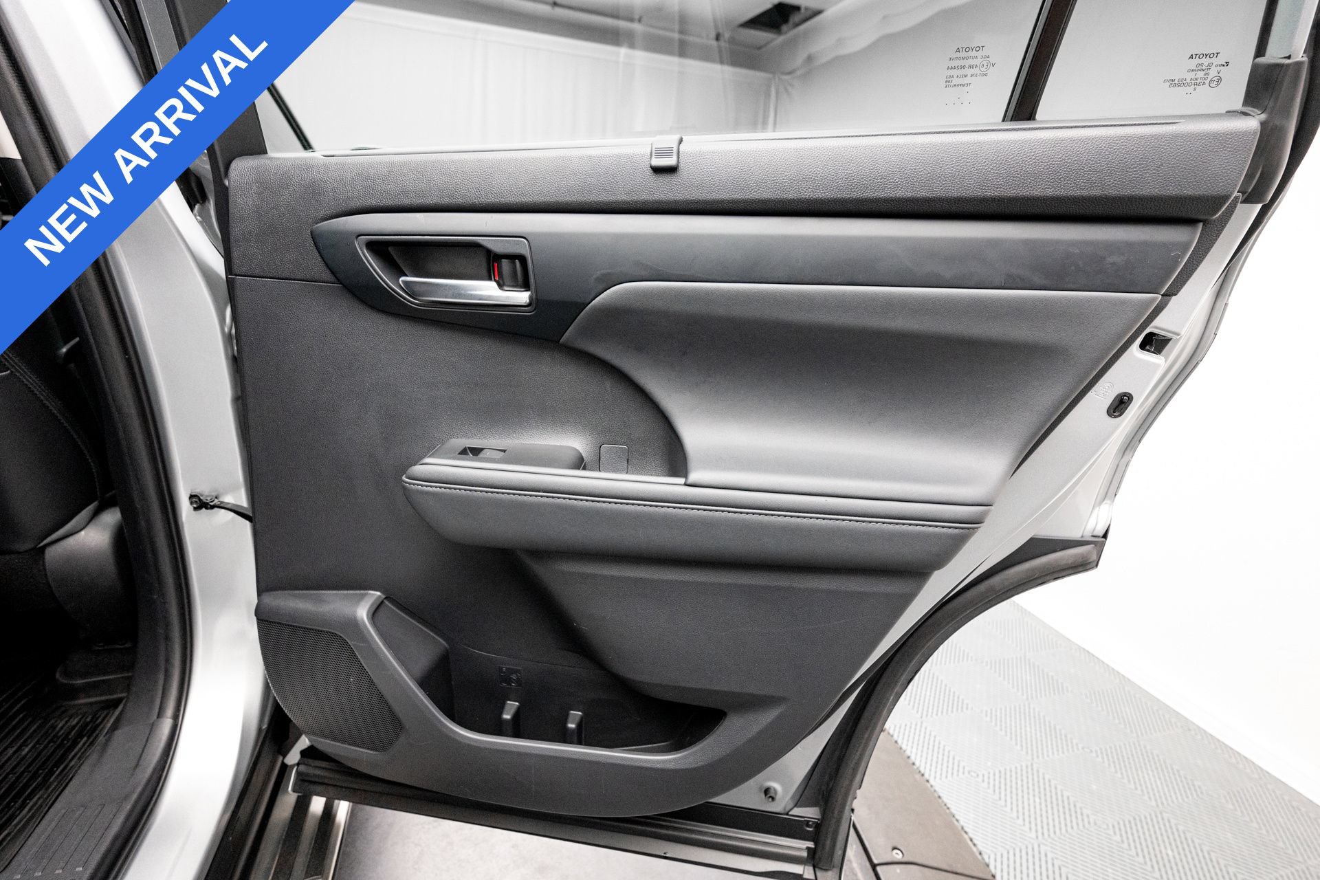 Used 2021 Toyota Highlander XLE AWD/4WD image 26