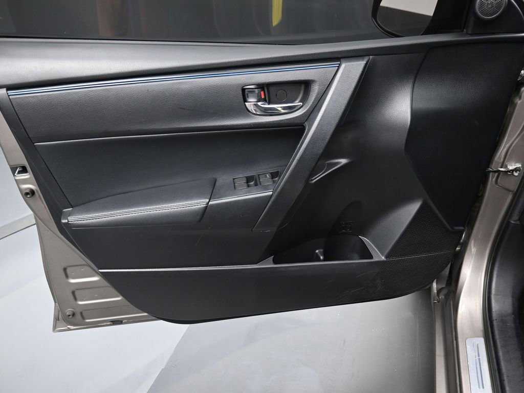 Used 2017 Toyota Corolla SE w/ SE Premium Package image 10