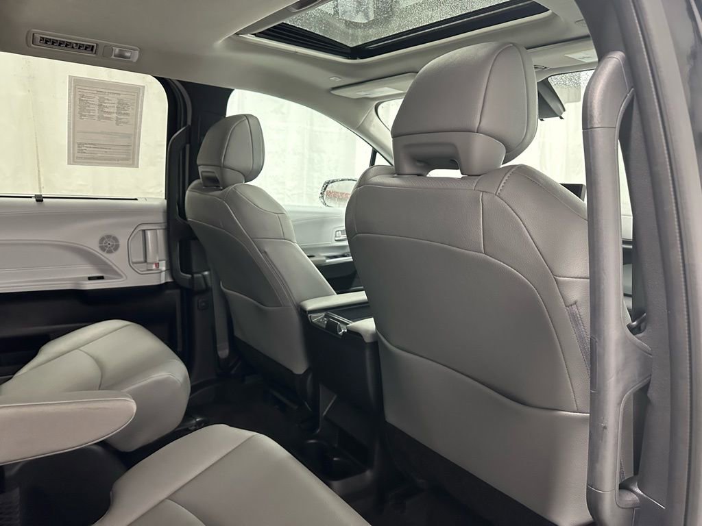 Used 2025 Toyota Sienna XLE image 59
