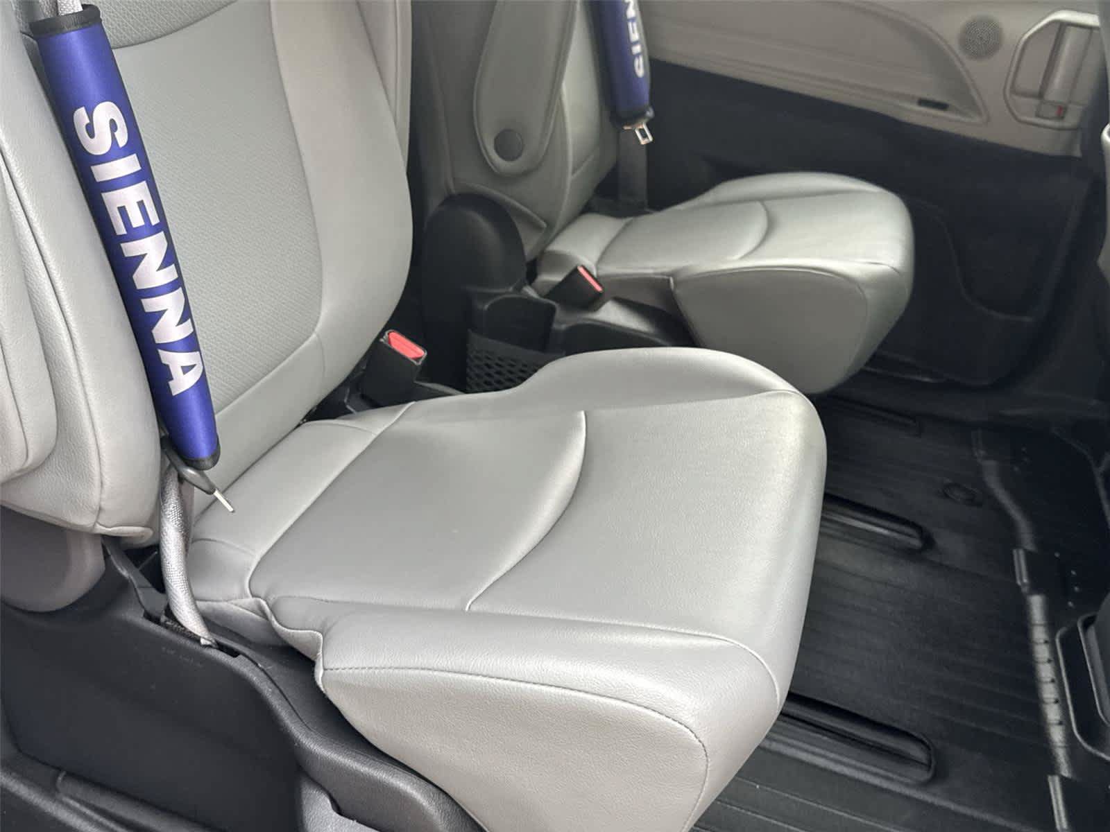 Used 2022 Toyota Sienna XLE FWD image 16