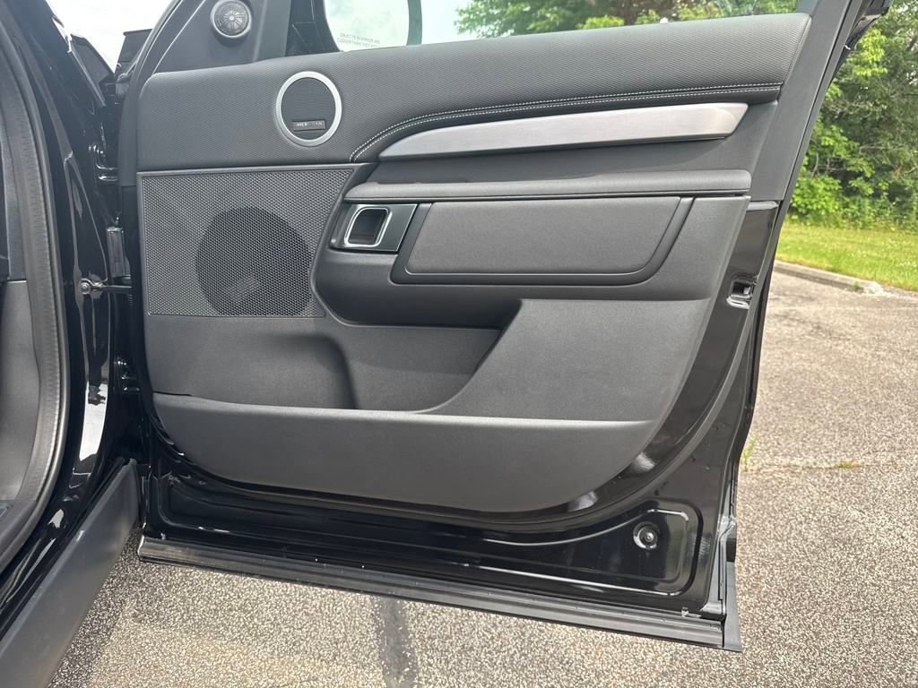 New 2025 Land Rover Discovery Dynamic SE image 15