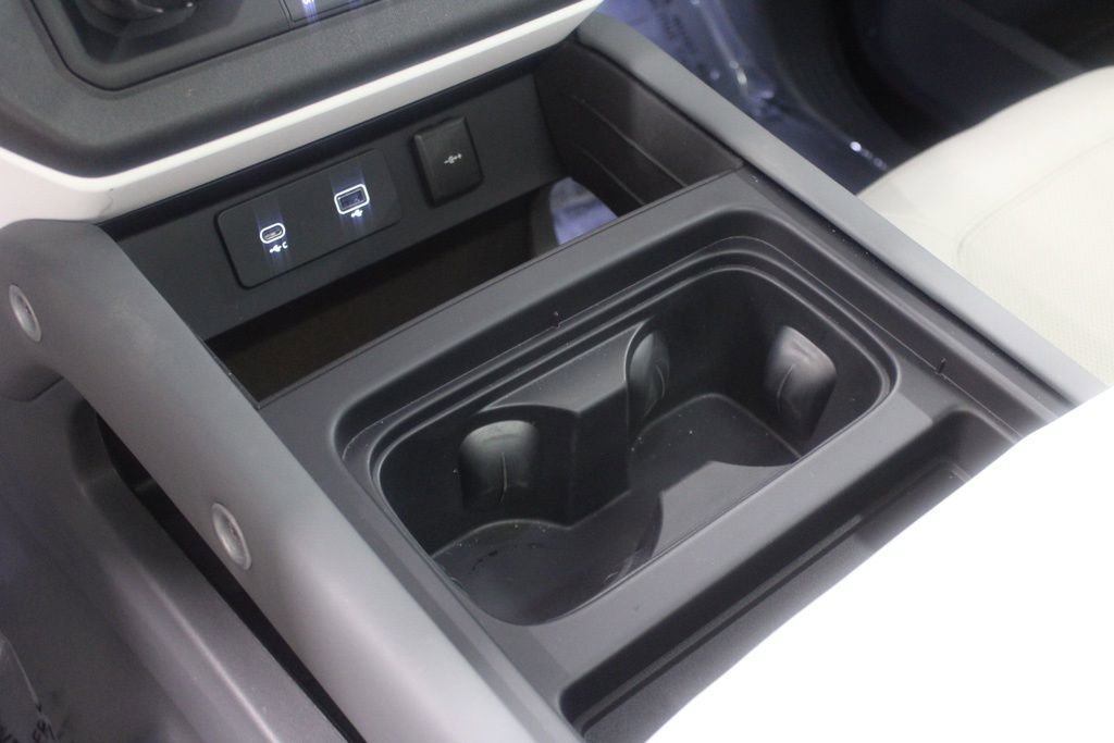 Used 2023 Land Rover Defender 130 SE image 33