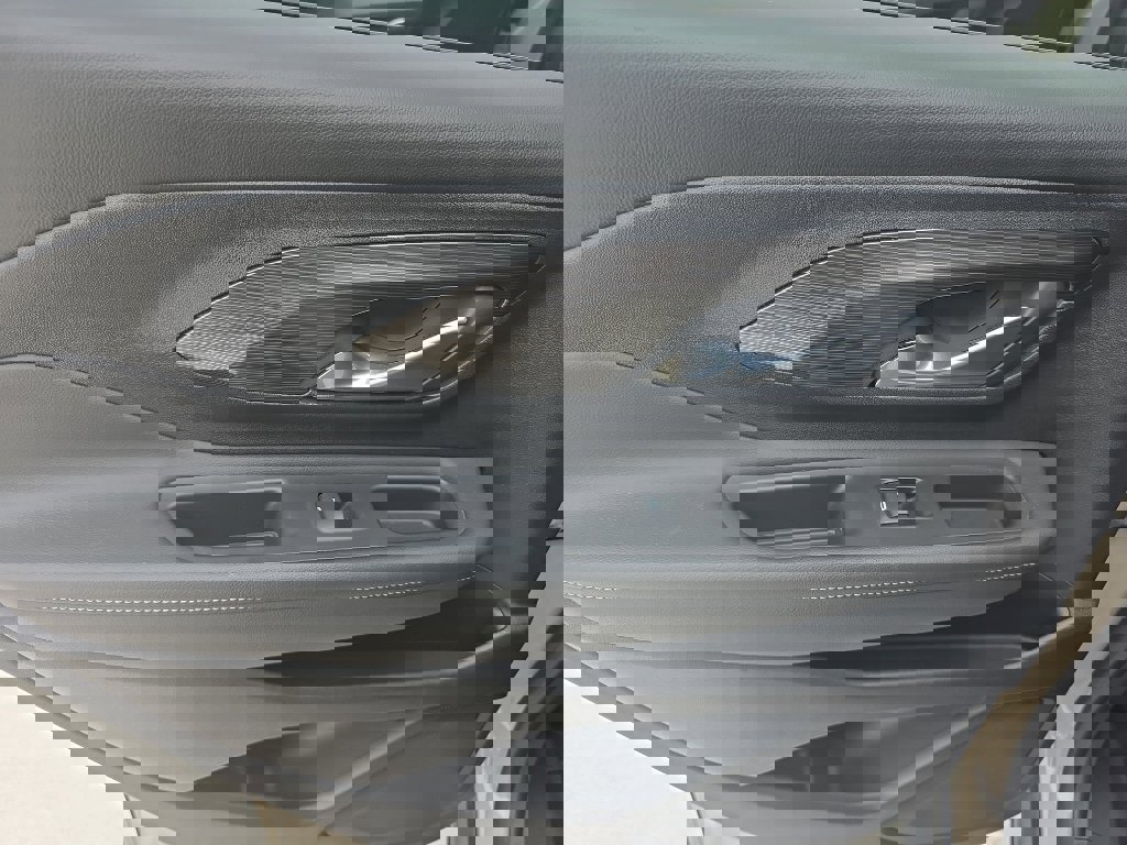 Used 2023 GMC Terrain SLE w/ Driver Convenience Package image 17