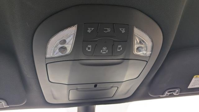 Used 2025 Chrysler Pacifica Select image 14