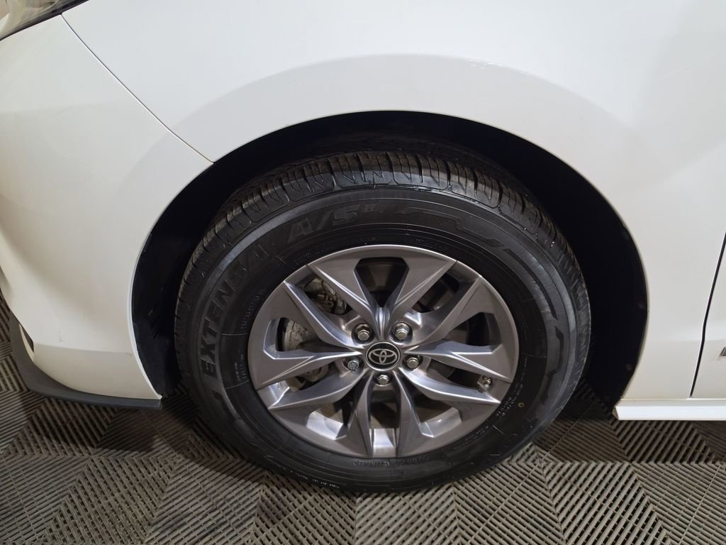 Used 2021 Toyota Sienna LE FWD image 18