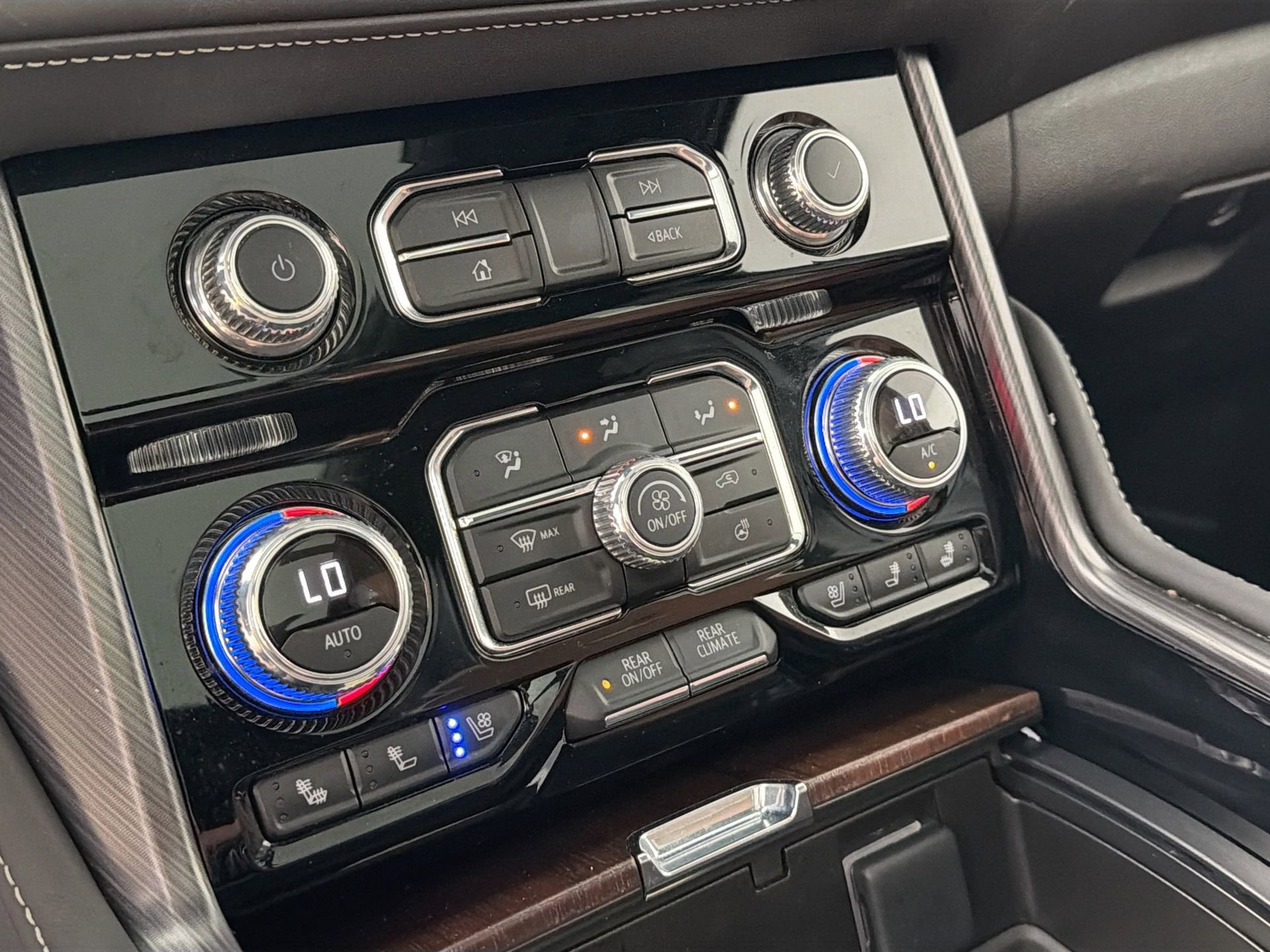 Used 2023 GMC Yukon XL Denali Ultimate image 16