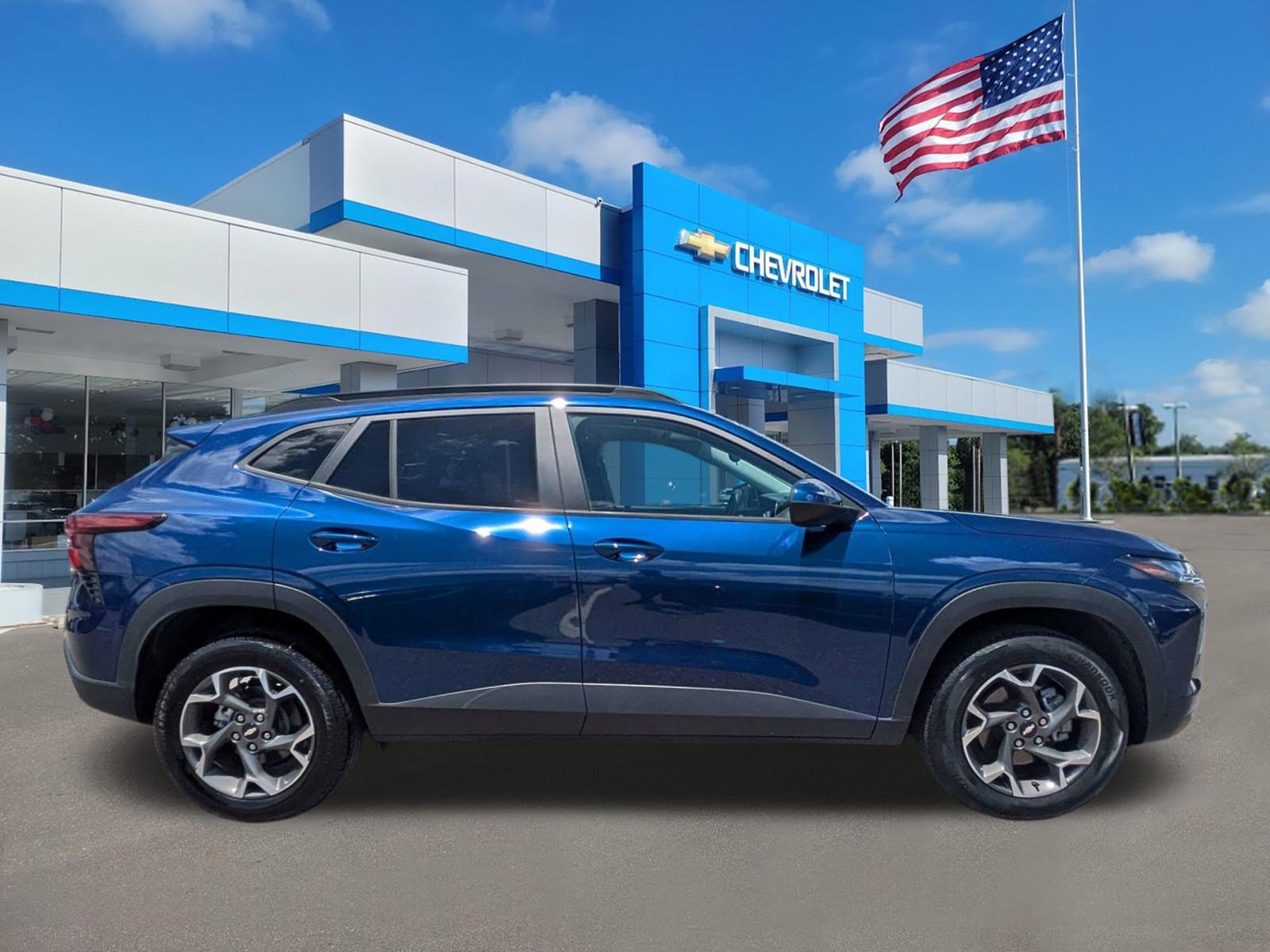 Used 2024 Chevrolet Trax LT w/ Driver Confidence Package FWD image 2