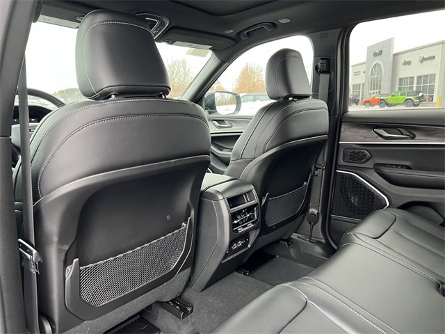 New 2025 Jeep Grand Cherokee Limited w/ Black Appearance Package image 34