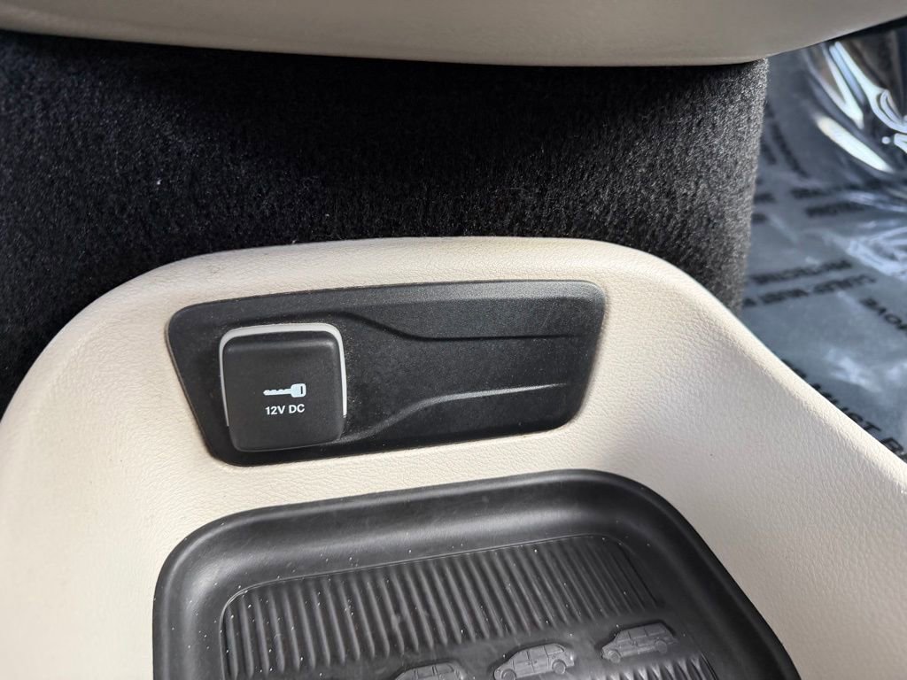 Used 2023 Chrysler Voyager LX image 22