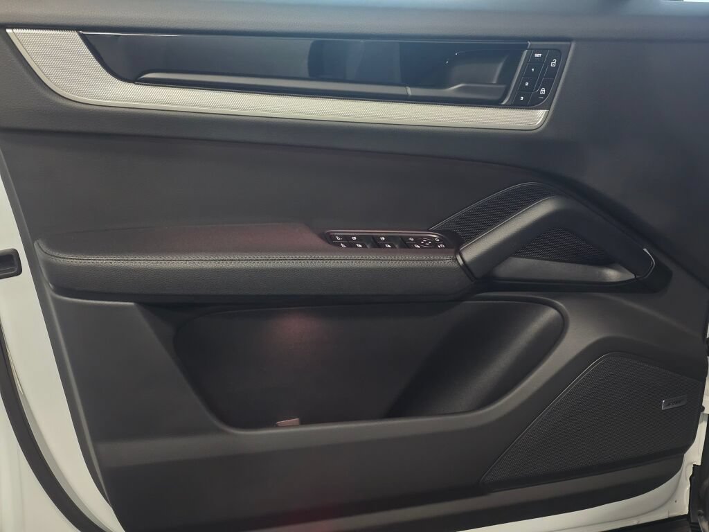 Certified 2025 Porsche Cayenne S AWD/4WD image 35