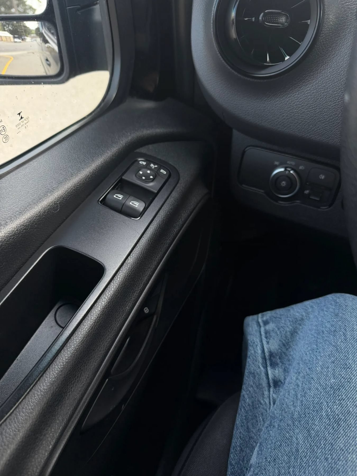 Used 2019 Mercedes-Benz Sprinter 2500 w/ Premium Package image 35