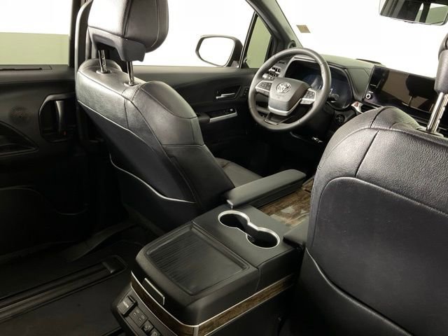 Used 2025 Toyota Sienna Platinum AWD/4WD image 36