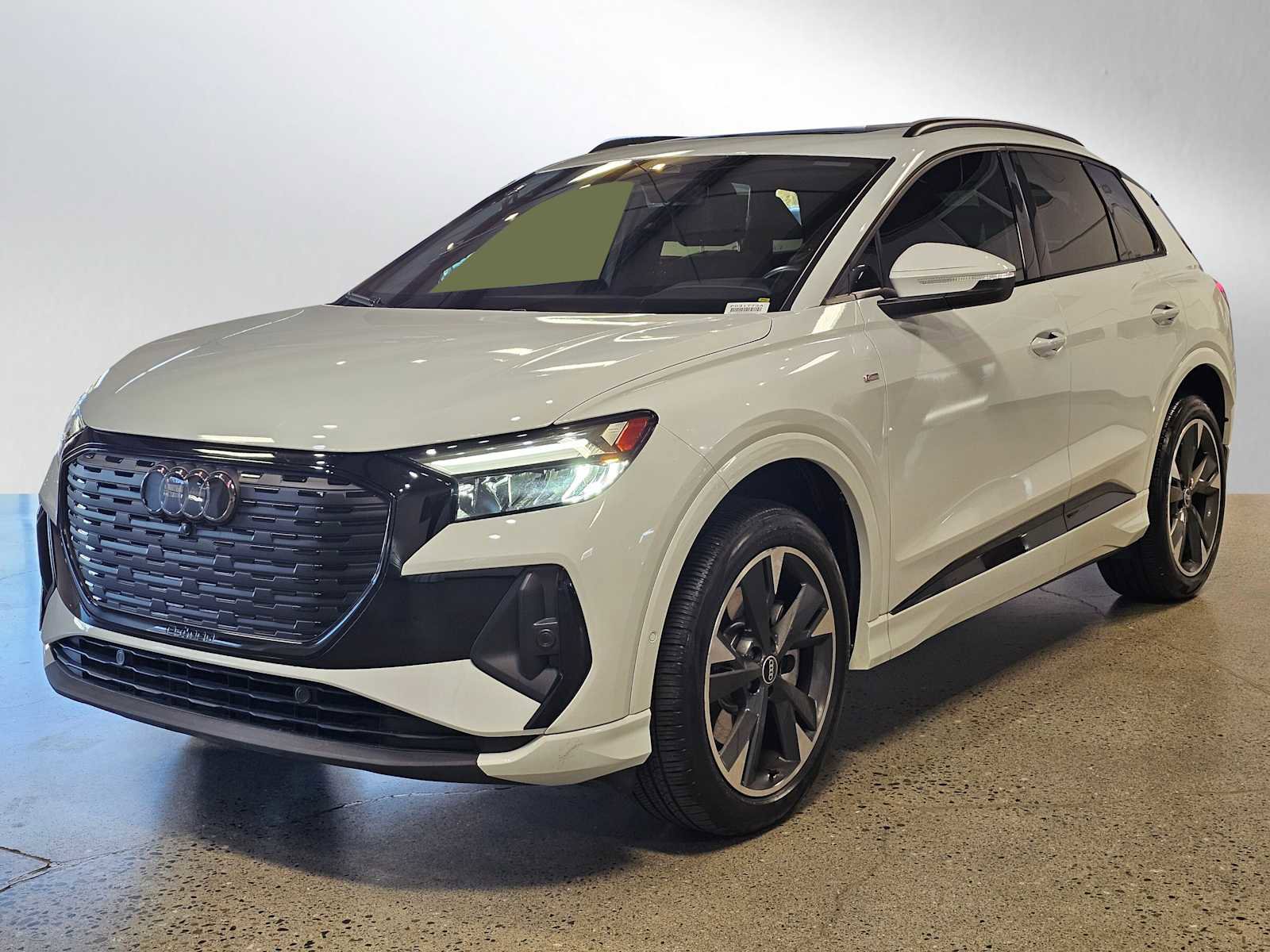Used 2024 Audi Q4 e-tron Premium Plus image 3