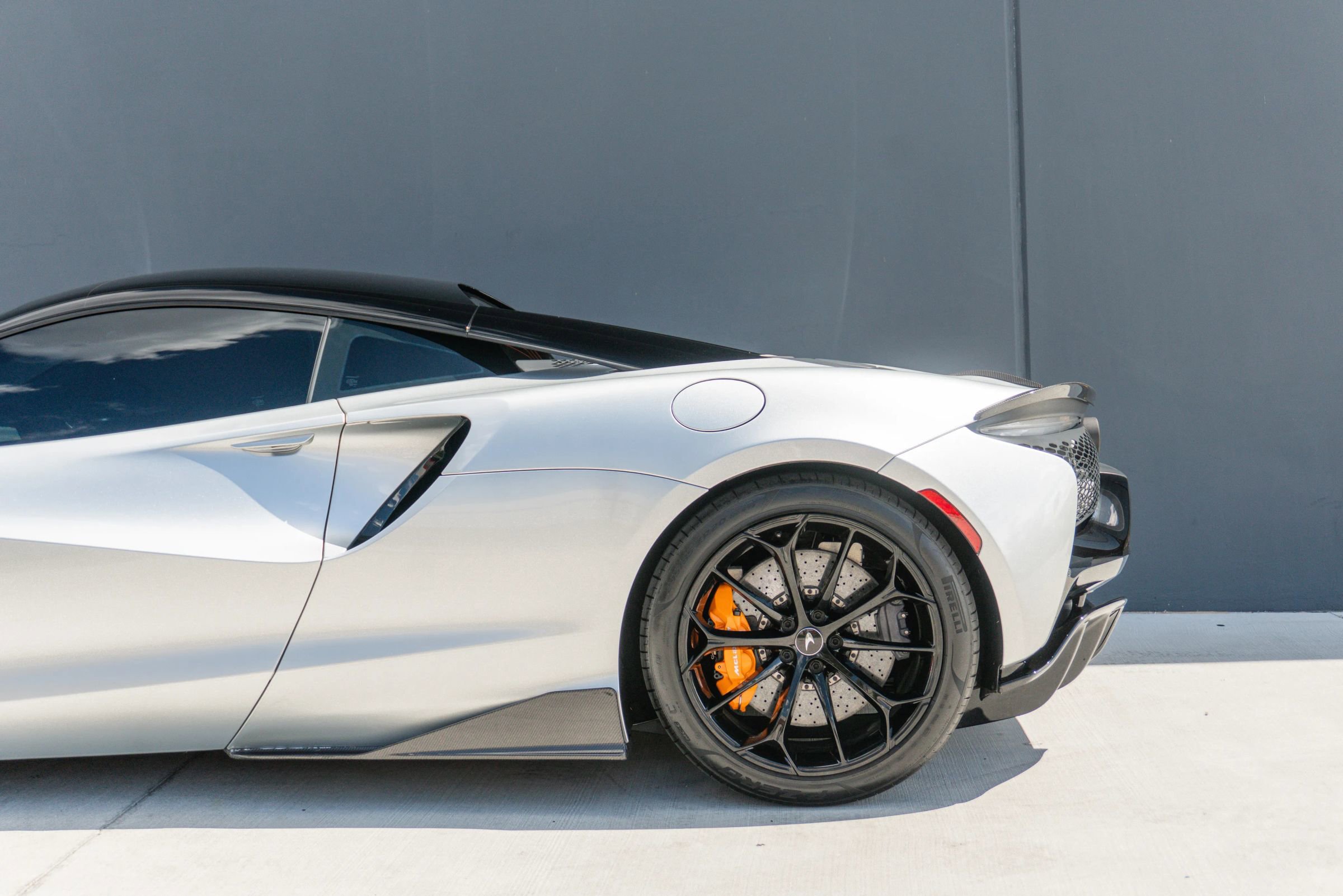 Used 2023 McLaren Artura RWD image 22