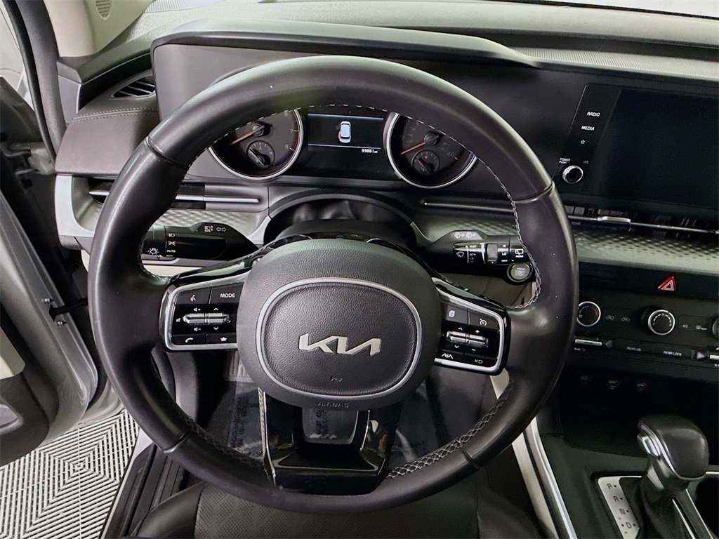 Used 2023 Kia Carnival LX image 20