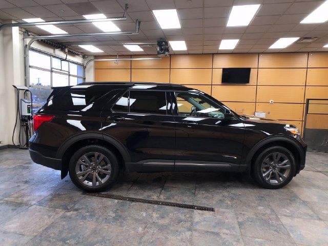 Used 2023 Ford Explorer XLT w/ Equipment Group 202A AWD/4WD image 8